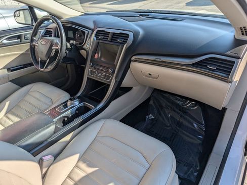 Used 2017 Ford Fusion SE w/ Fusion SE Technology Package image 13