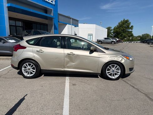 Used 2018 Ford Focus SE FWD image 2