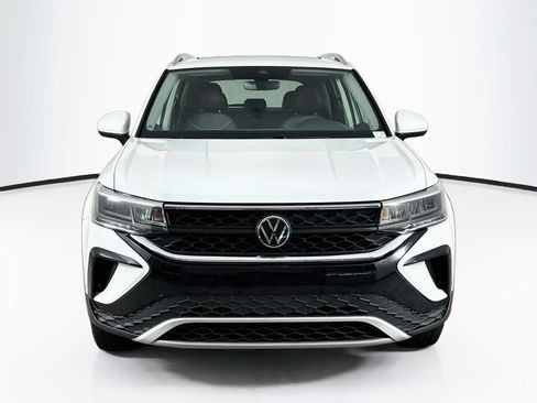 Used 2024 Volkswagen Taos SE AWD/4WD image 2