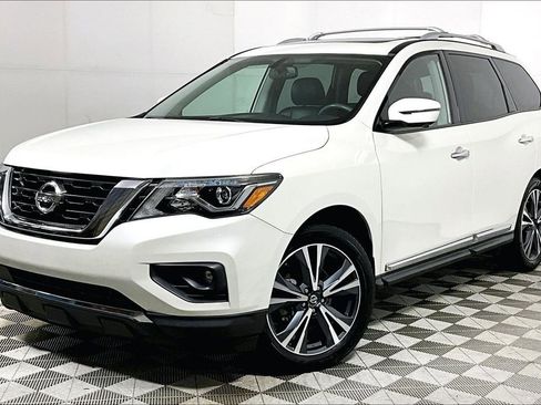Used 2018 Nissan Pathfinder Platinum image 2