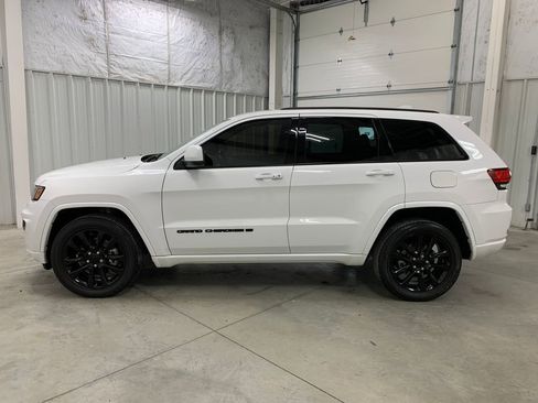 Used 2022 Jeep Grand Cherokee Laredo X image 22