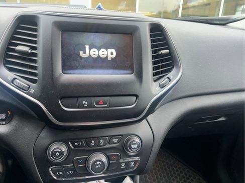 Used 2019 Jeep Cherokee Latitude Plus w/ Cold Weather Group image 9