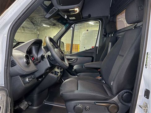 Used 2025 Mercedes-Benz Sprinter 2500 image 19