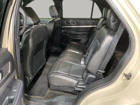 Used 2018 Ford Explorer XLT w/ Equipment Group 202A AWD/4WD image 12