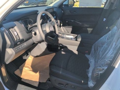 New 2025 Nissan Pathfinder SV w/ SV Premium Package image 9