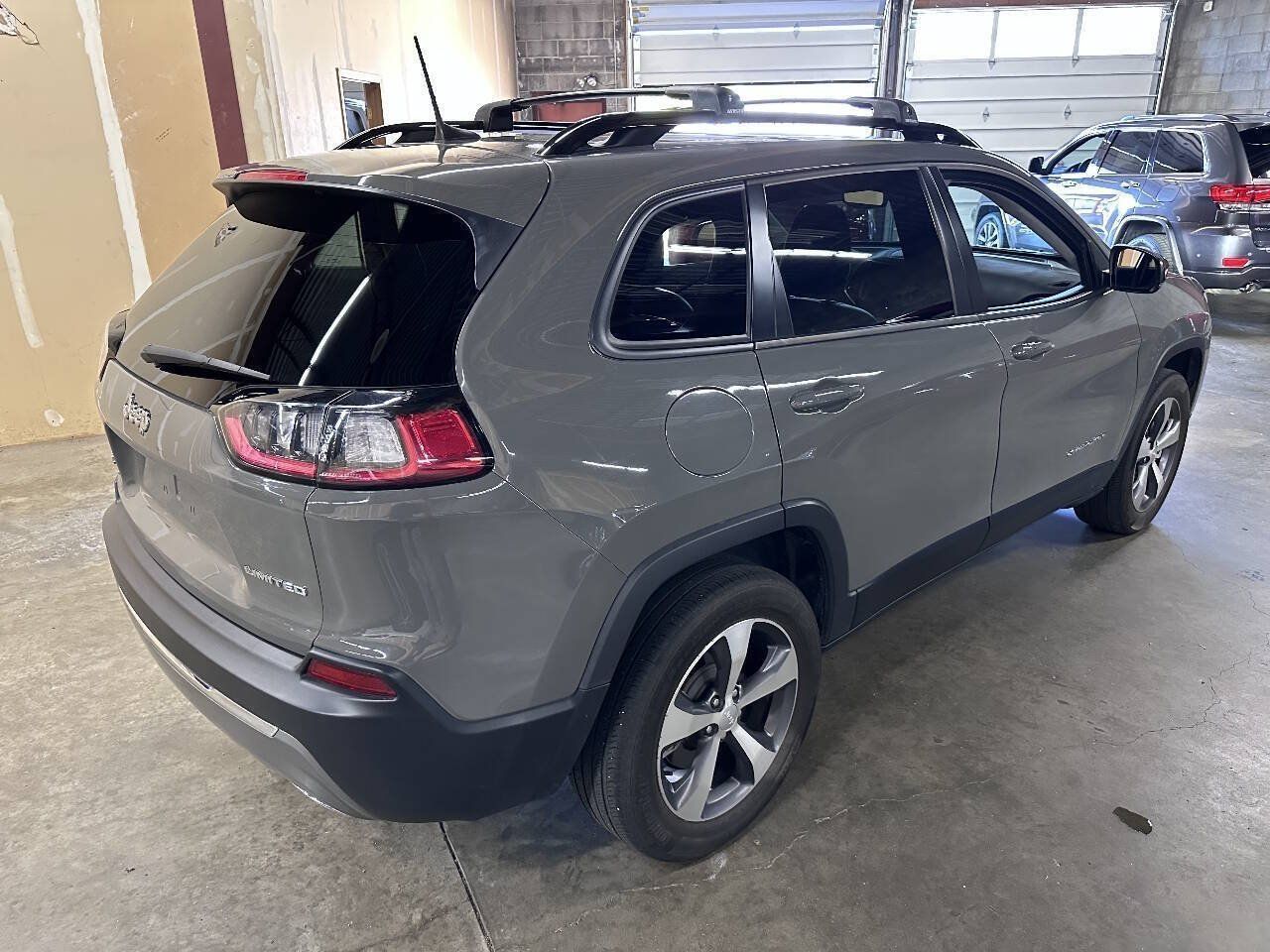 Used 2022 Jeep Cherokee Limited AWD/4WD image 3