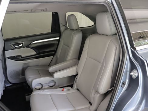 Used 2019 Toyota Highlander XLE AWD/4WD image 9