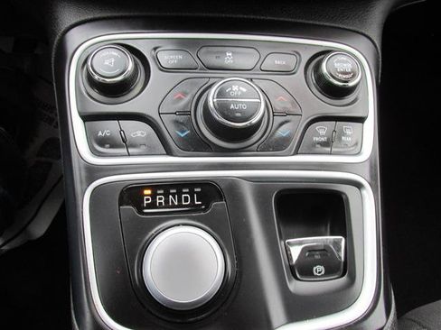 Used 2015 Chrysler 200 Limited w/ Convenience Group image 13