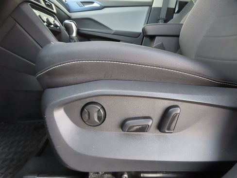 Used 2023 Volkswagen Taos SE w/ Panoramic Sunroof Package image 7