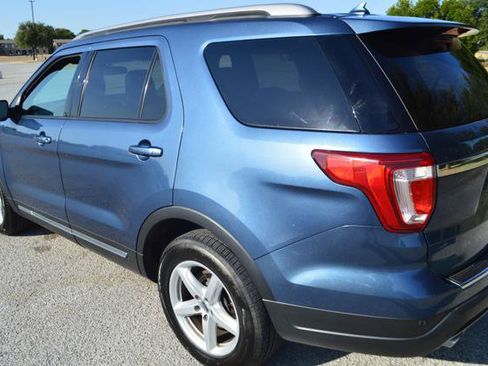 Used 2018 Ford Explorer XLT w/ Equipment Group 202A FWD image 5