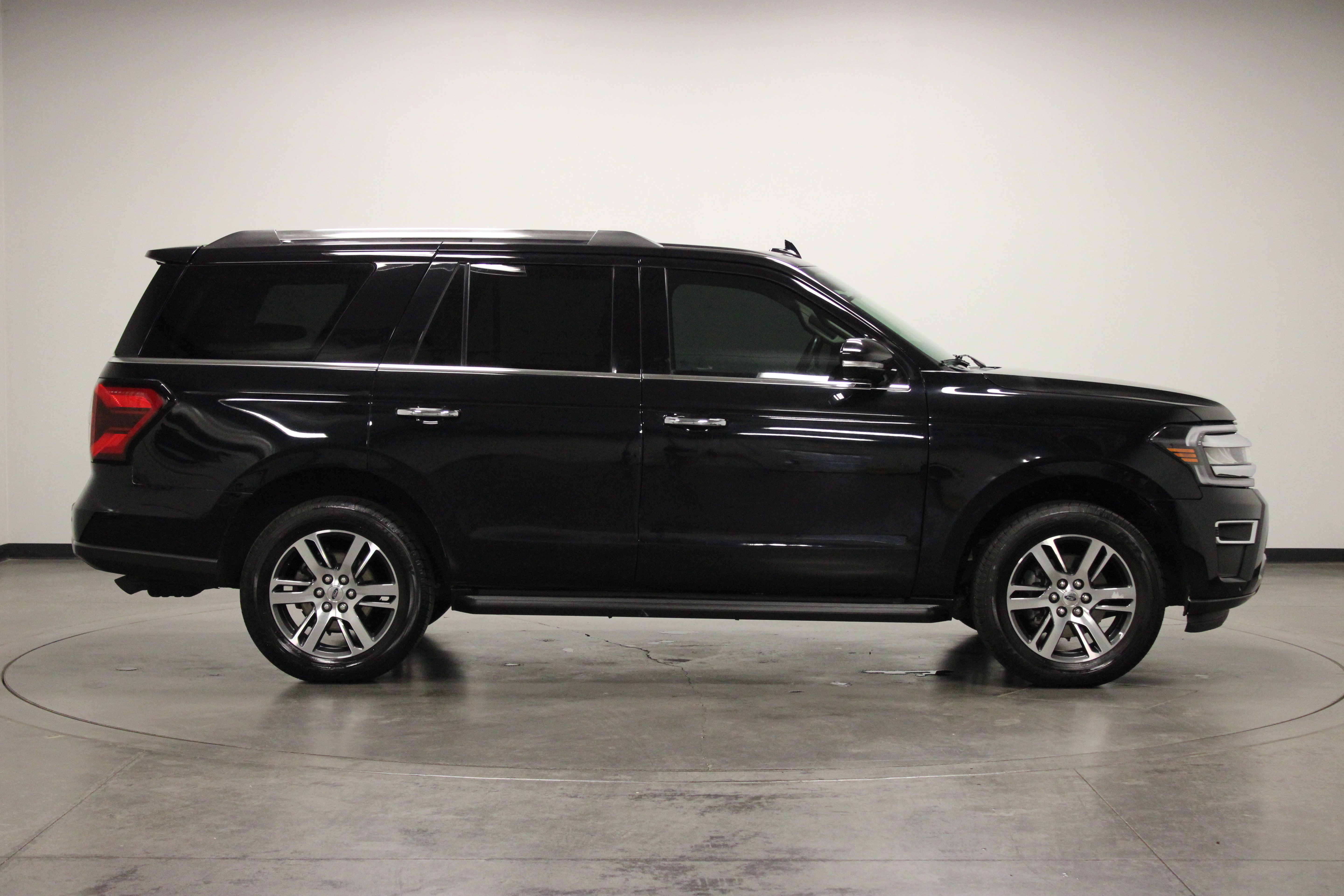 Used 2024 Ford Expedition Limited AWD/4WD image 9