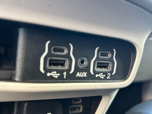 Used 2022 Chrysler Pacifica Touring-L image 32