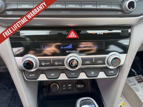 Used 2020 Hyundai Elantra SE FWD image 22