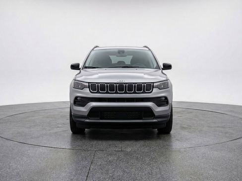 Used 2025 Jeep Compass Latitude image 2