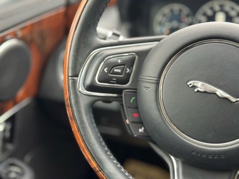 Used 2019 Jaguar XJ R-Sport image 23