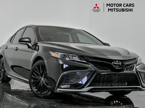 Used 2022 Toyota Camry SE FWD image 1