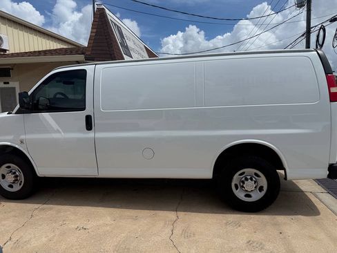 Used 2014 Chevrolet Express 2500 RWD image 3