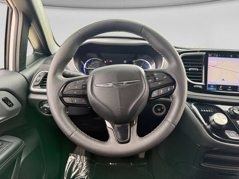 Used 2024 Chrysler Pacifica Limited FWD image 14