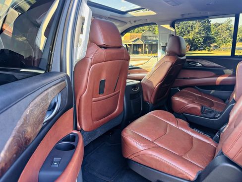 Used 2016 Cadillac Escalade ESV Luxury image 13