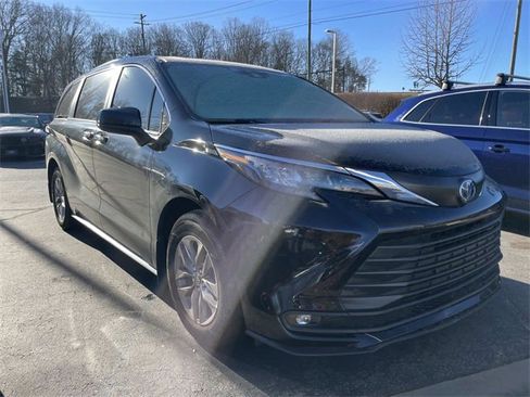 Used 2025 Toyota Sienna XLE image 5