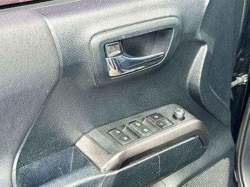Used 2017 Toyota Tacoma TRD Off-Road RWD image 18