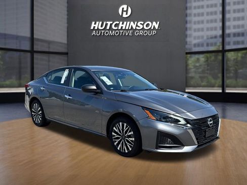 Used 2024 Nissan Altima 2.5 SV FWD image 1