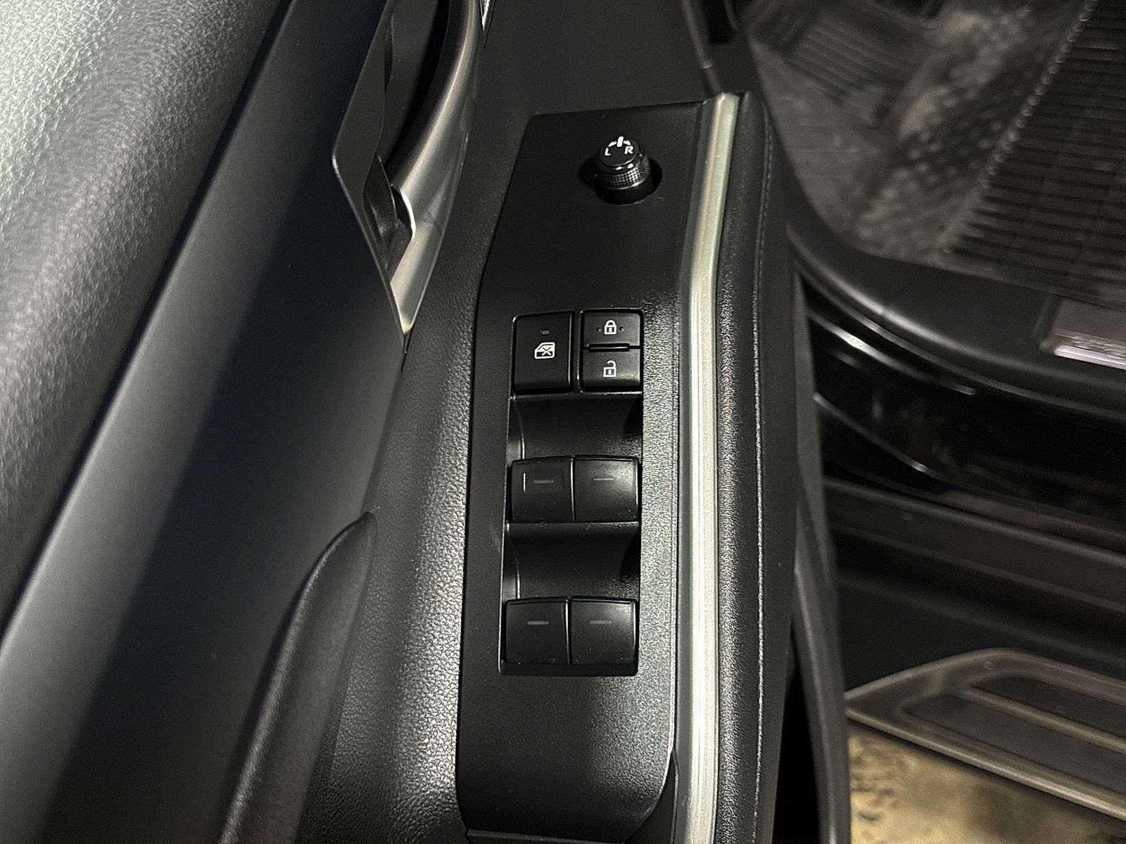 Used 2024 Toyota Highlander XLE AWD/4WD image 24