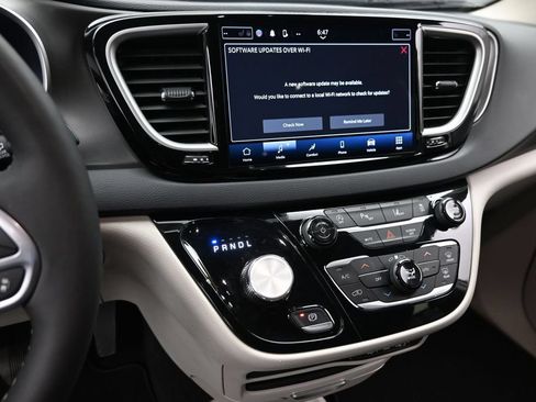 Used 2024 Chrysler Pacifica Touring-L FWD image 21