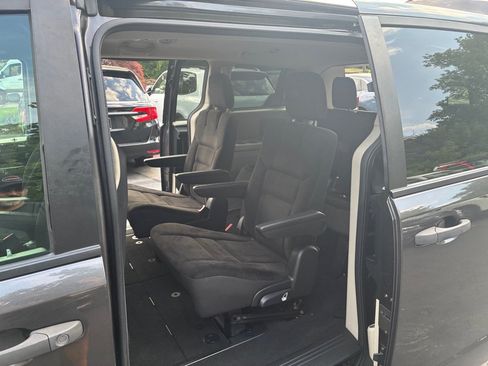 Used 2019 Dodge Grand Caravan SE FWD image 18