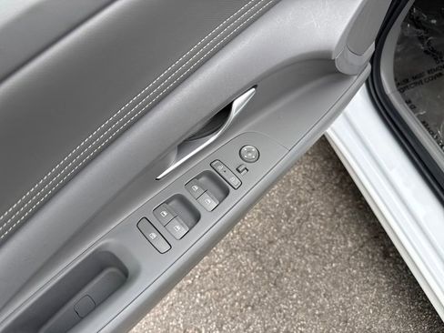 Used 2025 Hyundai Elantra SEL image 14