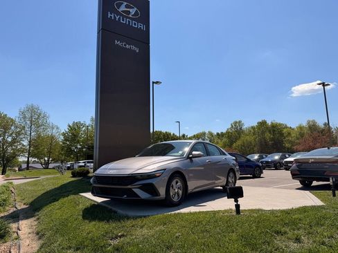 Used 2025 Hyundai Elantra SE FWD image 1