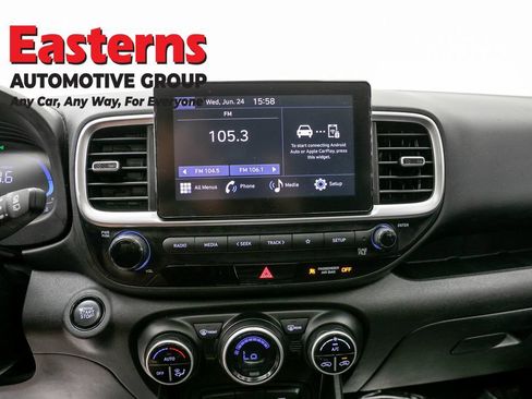 Used 2025 Hyundai Venue SEL FWD image 11