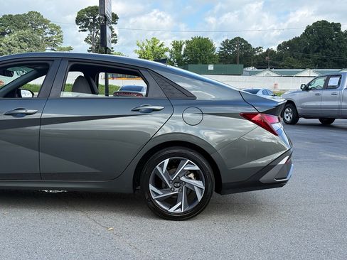 Used 2025 Hyundai Elantra Sport FWD image 12