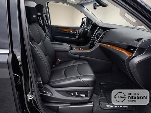 Used 2018 Cadillac Escalade 4WD image 11