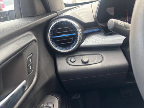 Used 2025 Chevrolet Trax LT FWD image 33