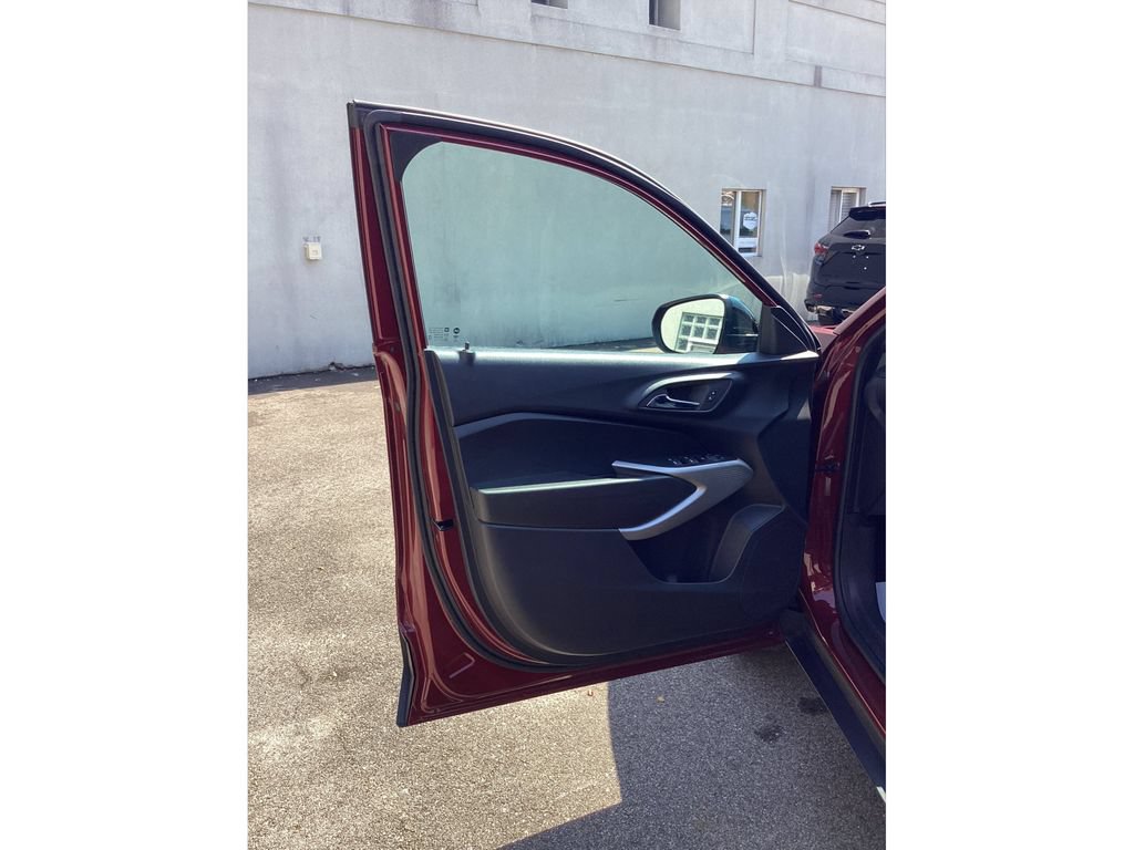 Used 2024 Chevrolet Trax RS FWD image 18
