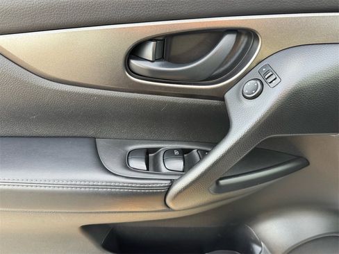 Used 2019 Nissan Rogue Sport S image 12