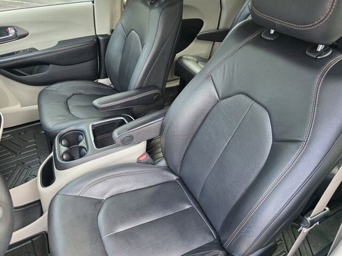 Used 2020 Chrysler Pacifica Touring-L Plus image 11