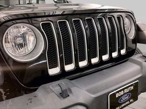 Used 2018 Jeep Wrangler Unlimited Sahara AWD/4WD image 29