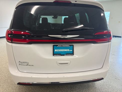 Used 2022 Chrysler Pacifica Touring-L FWD image 6