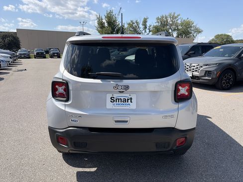 Used 2020 Jeep Renegade Latitude w/ Cold Weather Group AWD/4WD image 5