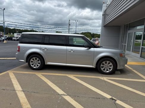 Used 2011 Ford Flex SE FWD image 3