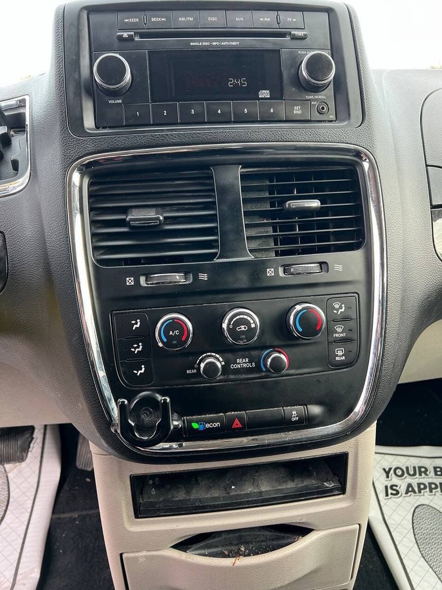 Used 2017 Dodge Grand Caravan SE FWD image 18
