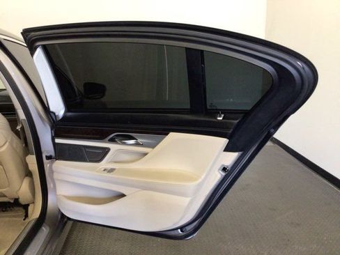 Used 2018 BMW 740i RWD image 14
