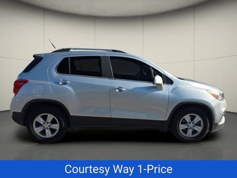 Used 2018 Chevrolet Trax LT w/ LT Convenience Package FWD image 11