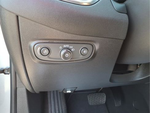 Used 2023 Chevrolet Equinox Premier image 16