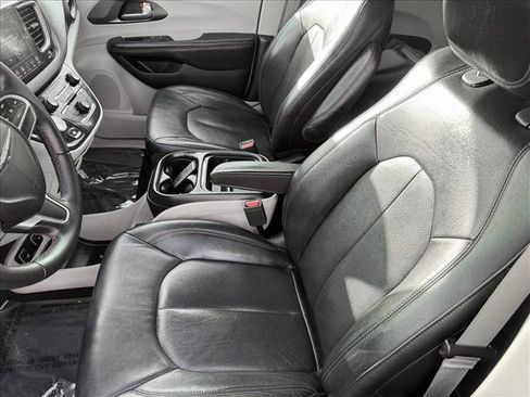Used 2018 Chrysler Pacifica Touring-L image 9