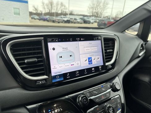 Used 2025 Chrysler Pacifica Select image 27