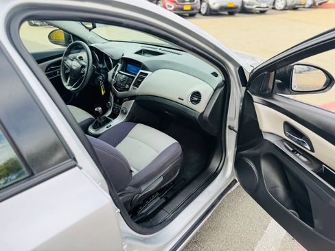 Used 2013 Chevrolet Cruze LS FWD image 11