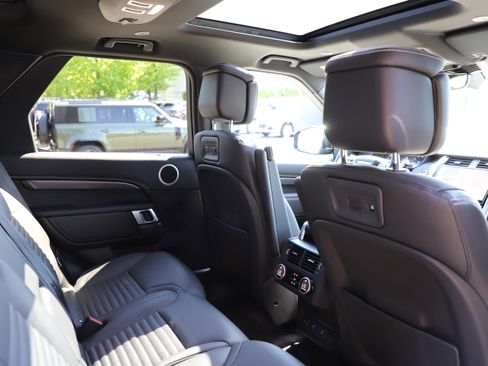 Certified 2025 Land Rover Discovery Metropolitan Edition AWD/4WD image 11